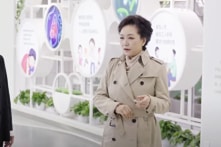 Sự xuất hiện liên tiếp của bà Bành Lệ Viện làm dấy lên đồn đoán