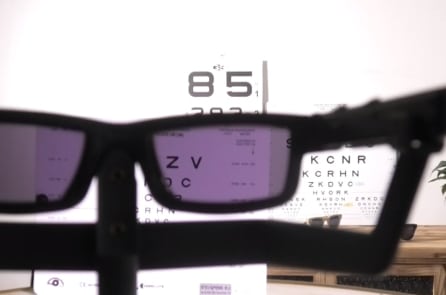 Kính mắt chuyển từ kính râm thành kính đọc sách chỉ bằng cái chạm nhẹ