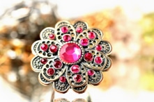 Mua phụ kiện giá rẻ, người phụ nữ ‘ngã ngửa’ phát hiện đó là đồ cổ thời Victoria