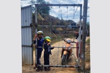 Học sinh phải chui rào kẽm gai để đến trường