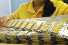 Vàng, USD nóng hầm hập trong ngày, NHNN hủy phiên đấu thầu vàng