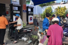 Giá xăng tăng, RON95 sát mốc 19.000 đồng/lít