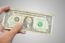 Chỉ còn 1 USD, cậu bé 9 tuổi tặng cho người vô gia cư hóa ra lại là triệu phú