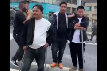 Nhiều phụ huynh mang vũ khí đón con sau vụ chém người hàng loạt ở Trung Quốc