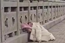 TQ: Người phụ nữ khỏa thân bị trói trên thành cầu, chính quyền bác tin đồn
