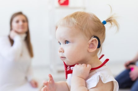 Bé gái 18 tháng tuổi khỏi bệnh điếc nhờ công nghệ gen mới