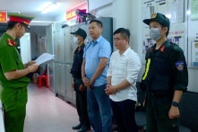 Một cán bộ Bộ Công an khu vực phía nam nhận tiền bảo kê sòng bạc ở Nha Trang