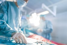 Nữ Việt kiều suy đa tạng sau 3 ngày hút mỡ, thay túi ngực