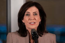 Thống đốc New York Hochul cấm ứng dụng AI DeepSeek trên tất cả thiết bị chính phủ