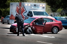 Cảnh sát đập vỡ cửa sổ giải cứu bé 1 tuổi mắc kẹt trong ô tô