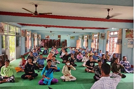 Giáo viên và học sinh trường Nepal trải nghiệm sự bình yên sau khi học Pháp Luân Công