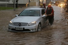 Nước lũ dâng cao, tài xế thoát nạn trong gang tấc nhờ được người qua đường cứu giúp