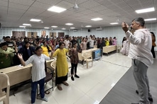 Trường Đại học Ấn Độ mời học viên Pháp Luân Công dạy các bài công pháp