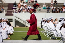 Thiếu niên vô gia cư tốt nghiệp thủ khoa ở trường trung học