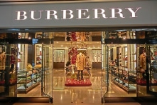 Người Trung Quốc thắt chặt chi tiêu, hàng xa xỉ giảm giá mạnh