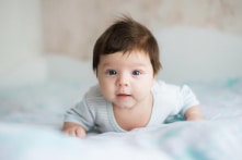 Bé sơ sinh vừa chào đời đã có mái tóc ‘sành điệu’