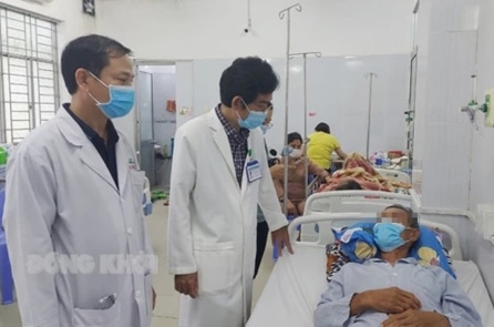 Bến Tre: Hết rượu uống cồn rửa tay, nhóm nhậu người nguy kịch, người suy đa tạng