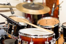 Cựu chiến binh Thế chiến II mừng 100 tuổi bằng cách chơi trống