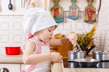 Bé gái học nấu ăn từ 11 tháng tuổi, 2 tuổi biết nấu bữa tối cho gia đình