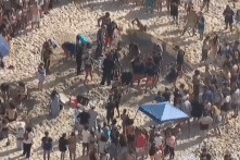 Cô gái Mỹ được giải cứu trong gang tấc khi bị chôn sống dưới hố cát