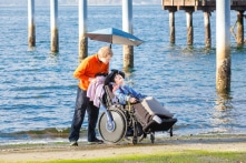 Đôi vợ chồng nhận nuôi cậu bé bại não để hai anh em ruột được ở bên nhau