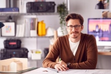 Bất chấp sự nghiệp kinh doanh thành công, người đàn ông chuyển sang học kiến trúc ở tuổi 40