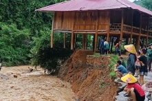 Thiệt hại sau mưa lũ cản trở hàng ngàn học sinh đến trường vào ngày khai giảng