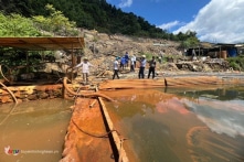 Vụ cá suối chết ở Nghệ An: Nước thải quặng thiếc qua bể lắng tự chảy ra đầu nguồn suối