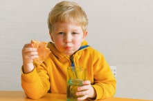 Cách sơ cứu vết bỏng nhẹ trên vòm miệng