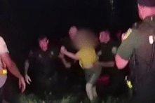 Cảnh sát lặn xuống hồ nước tối giải cứu người kẹt trong xe bị chìm hoàn toàn