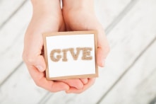 Dạy con học cách ‘cho đi’ để có một cuộc sống hạnh phúc