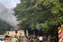 Đi ngang qua đám cháy, người đàn ông vội chạy vào trong để cứu người