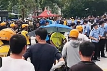 Video hàng trăm nhân viên giao hàng đối đầu với cảnh sát ở Trung Quốc