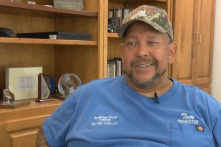 Giáo viên dạy lái xe tải mở lớp học miễn phí giúp người vô gia cư có việc làm