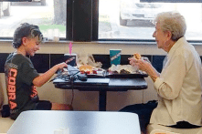 Hành động bất ngờ của cậu bé 7 tuổi khi thấy một bà lão ngồi ăn 1 mình