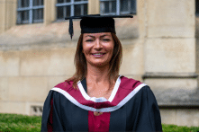 Người phụ nữ bỏ học năm 15 tuổi, tốt nghiệp bác sĩ ở tuổi 41