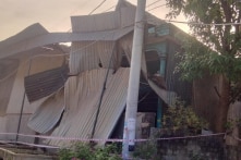 Sụt đất bất ngờ, nhà dân ở huyện miền núi Nghệ An bị bẻ tường, sập mái