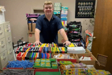 Thiếu niên 18 tuổi tặng đồ dùng học tập trị giá hàng triệu USD cho các gia đình