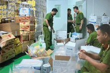 Tổng giám đốc Công ty CP Sữa Hà Lan chỉ đạo sản xuất sữa giả