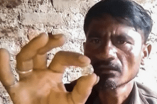 Đang nợ nần chồng chất, người đàn ông tìm thấy viên kim cương trị giá 100.000 USD