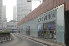 Kinh tế TQ suy thoái: Giới trẻ từ bỏ hàng hiệu, dùng sản phẩm thay thế hoặc hàng nhái