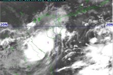 Bão số 4 đang di chuyển nhanh vào vùng ven biển từ Huế đến Quảng Bình trong trưa 19/9