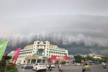 Mây khổng lồ đang cuộn vào đất liền, gây mưa lớn kèm sấm chớp trước bão Yagi