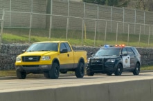 Bất chấp xe cộ đang di chuyển, cảnh sát trèo ra ngoài cửa sổ cứu người gặp nạn