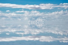 Cánh đồng muối lớn nhất thế giới biến thành tấm gương phản chiếu bầu trời