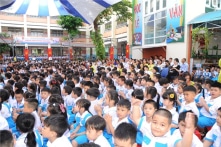 Chỉ phát giấy khen cho HS quyên góp ít nhất 100.000 đồng, một trường tiểu học phải giải trình