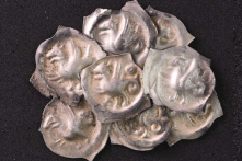 Đang đào bể bơi, gia đình tìm thấy kho báu từ thời Trung Cổ