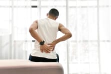 Nghiên cứu: Tiêm một liều thuốc “giả” giúp cải thiện đau lưng trong một năm