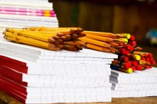 Ở tuổi 99, cô giáo nghỉ hưu vẫn tiết kiệm tiền mua đồ dùng học tập cho học sinh