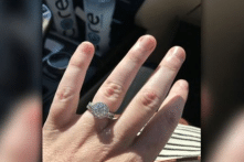 Người lạ lái xe 3 tiếng trả lại nhẫn cưới cho người đánh mất